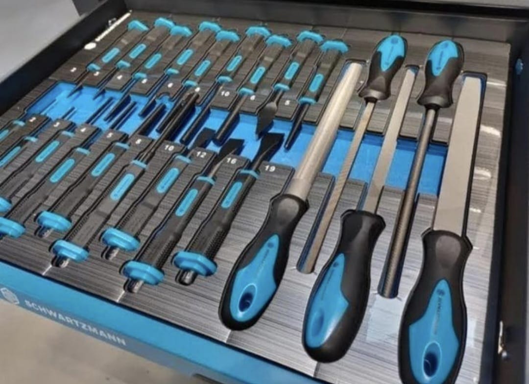 12 Laden Gevulde Gereedschapswagen