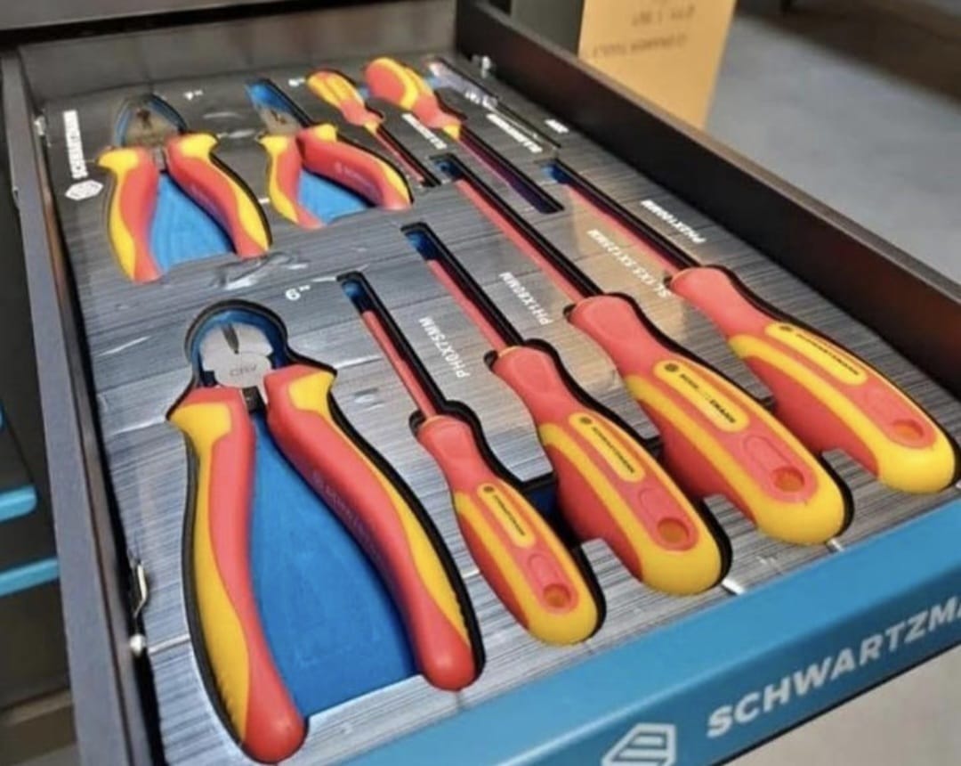 12 Laden Gevulde Gereedschapswagen